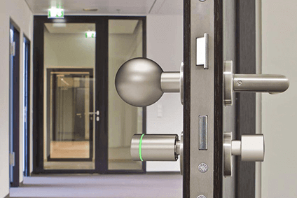 Türsicherheit kann durch mechanische Sicherheitstechnik deutlich erhöht werden. Hier erfahren Sie worauf es ankommt!